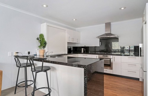Frankton House | Marina Heights | Panoramic Alpine Views
