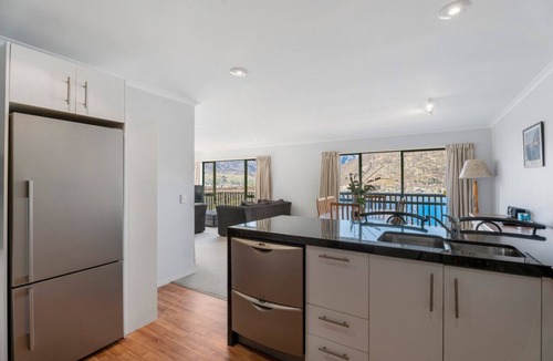 Frankton House | Marina Heights | Panoramic Alpine Views