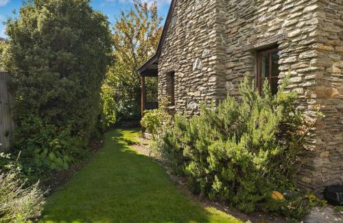 Arrowtown House | Maytime Cottage - Arrowtown Holiday Home