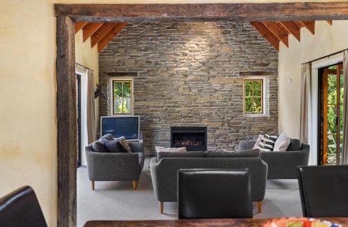 Arrowtown House | Maytime Cottage - Arrowtown Holiday Home