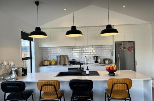 Kawarau Falls House | Modern home with SPA