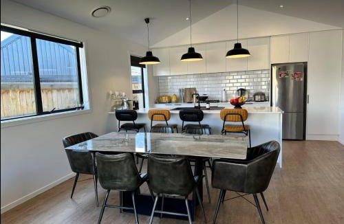 Kawarau Falls House | Modern home with SPA