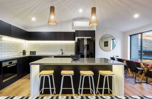 Queenstown House | Mountain Views On Queenstown Hill With Hot Tub!