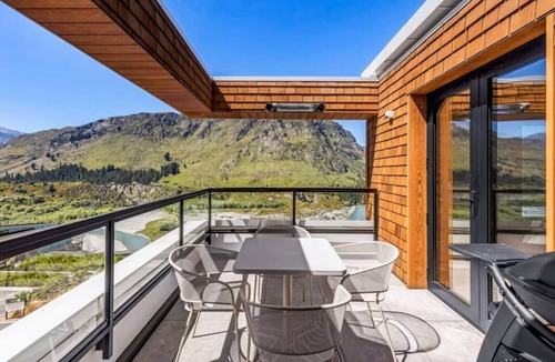 Arthur's Point Apartment | Mountain Views Penthouse - Apartment 22