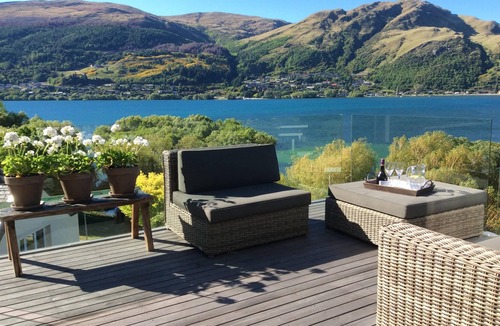 Kelvin Heights House | NEW: Lakeside + Mountain Views, Stylish Home, 3.5kms to Remarkables Ski field