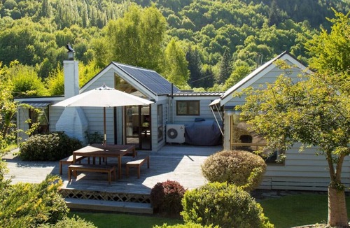 Arrowtown House | Norfolk · ★Riverside family home★ BBQ, bikes and backyard