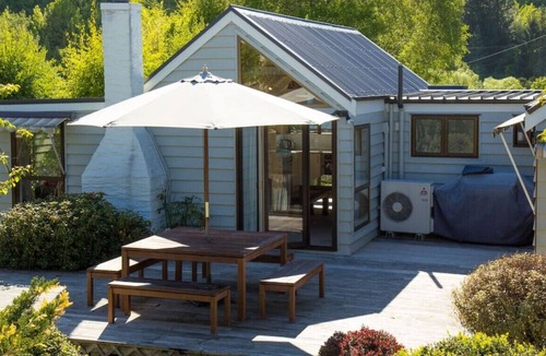 Arrowtown House | Norfolk · ★Riverside family home★ BBQ, bikes and backyard