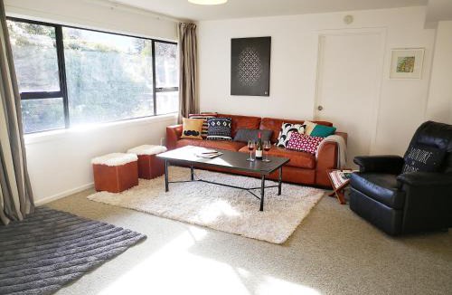 Arrowtown Apartment | Park to Mountains Apartment