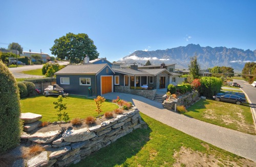 Frankton House | Perfect Location. Cute as holiday home in the heart of old Frankton.