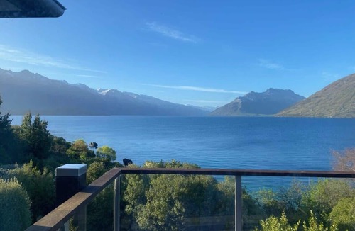 Kelvin Heights House | Private Retreat - Stunning Lake & Mountain Views!