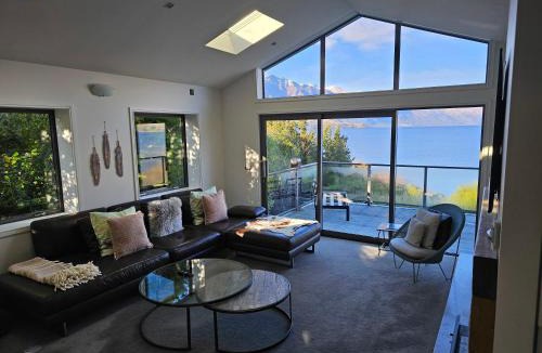 Kelvin Heights House | Private Retreat - Stunning Lake & Mountain Views