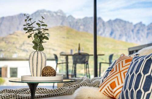 Queenstown House | Queenstown Lake and Mountain View Retreat Free Wifi Free Street Parking