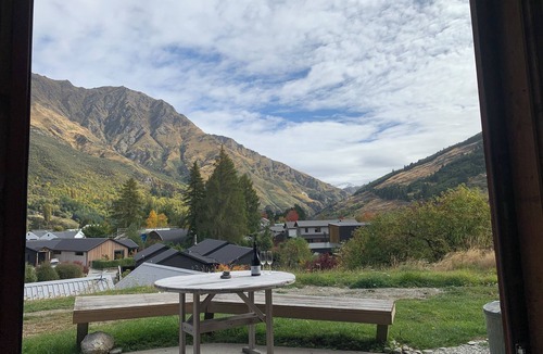 Arthur's Point House | Quirky Barn Stay Experience, fully insulated, warm, beautiful mountain views,