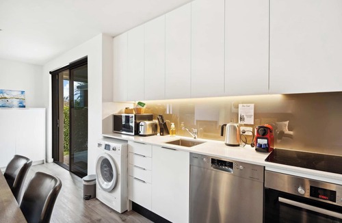 Arthur's Point Apartment | Rēhia at La residence du Parc
