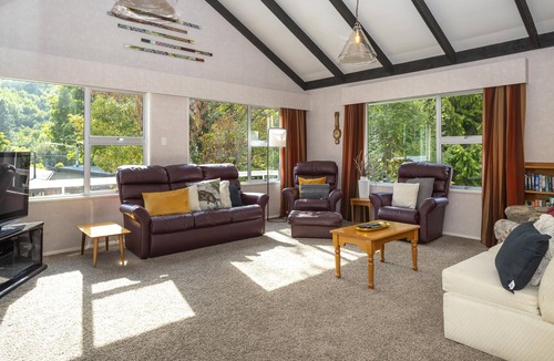 Arrowtown House | Relaxed Arrowtown stay minutes from Town Centre with games room