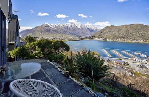 Frankton House | Remarkable Views 3 bedroom - lake & mountain views