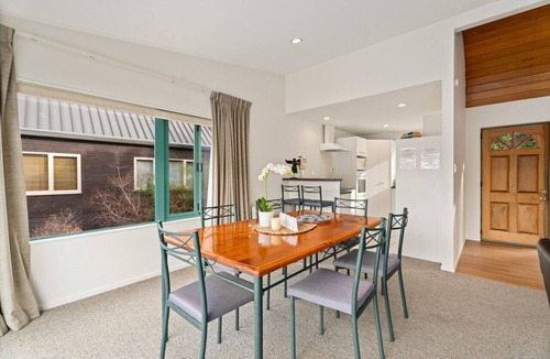 Queenstown Apartment | Remarkables Retreat 10 | Overlook the Lake | Bike & Walking Tracks