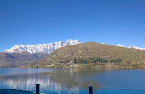 Queenstown Apartment | Remarkables Retreat 10 | Overlook the Lake | Bike & Walking Tracks