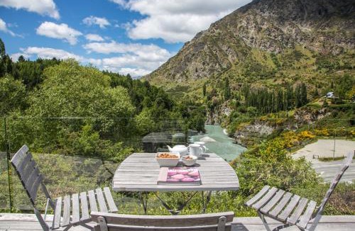 Arthur's Point House | Riverview Retreat Holiday Home by MajorDomo