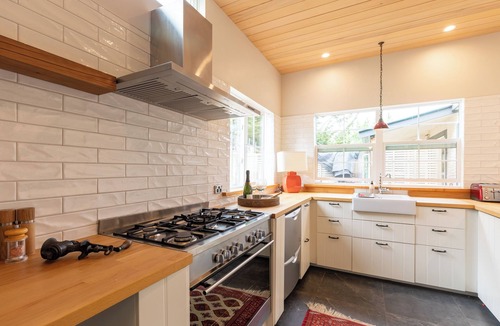 Arrow Junction Cottage | Romantic stone cottage near historic Arrowtown