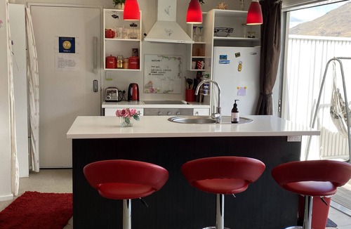 Queenstown City Centre Apartment | Rooftop garden, Lakeview, 5 mins walk to town