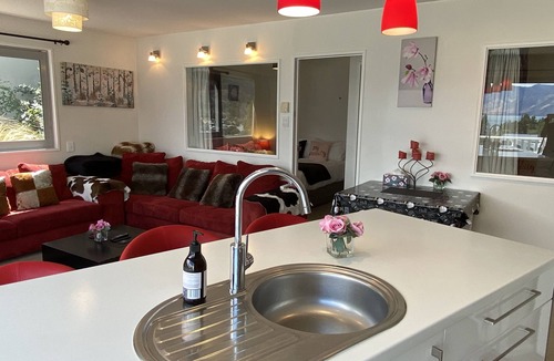 Queenstown City Centre Apartment | Rooftop garden, Lakeview, 5 mins walk to town