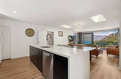 Sunshine Bay Apartment | Sam`s Sanctuary | Fernhill Home