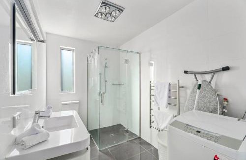 Arthur's Point House | Shotover River 2 Bedrooms Luxury
