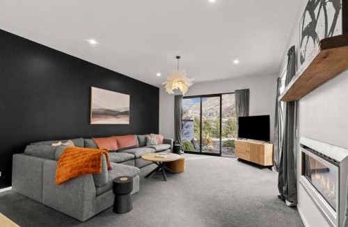 Arthur's Point House | Shotover View - family friendly close to Coronet