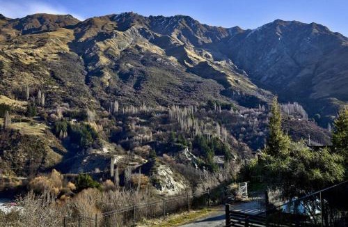 Arthur's Point House | Shotover View - family friendly close to Coronet