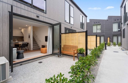 Arthur's Point House | Skippers Rest | Near Coronet & QT Central