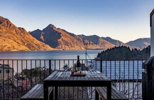 Queenstown City Centre Apartment | Spacious Central Executive Apartmentn4 Bedroom, 2 Bathroom with amazing views