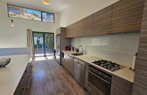 Frankton House | Spectacular Views & Comfort in Queenstown!