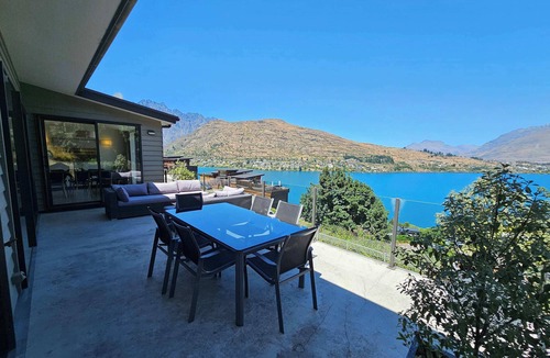 Frankton House | Spectacular Views & Comfort in Queenstown!