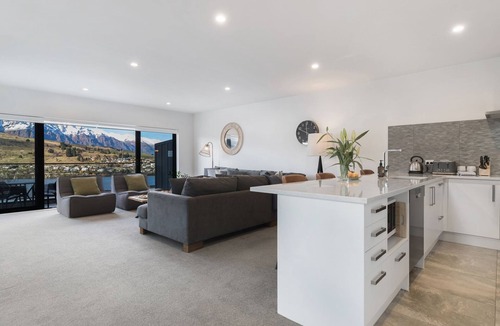 Queenstown House | St Matthews Views | Walter | Lake Views