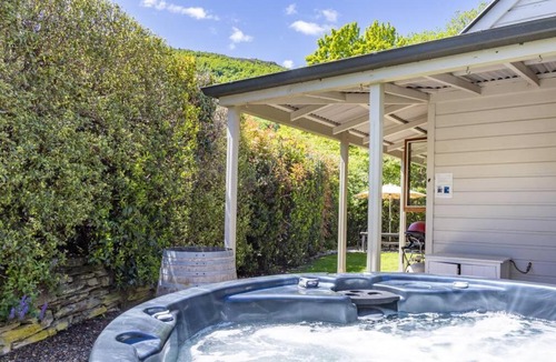 Arrowtown House | Stags Head Cottage-cosy cottage with hot tub