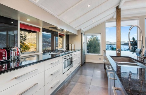 Frankton House | Stewart Lodge Luxury Spa | Postcard perfect views | Spa Pool! | Luxury Awaits.