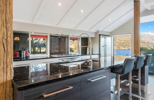 Frankton House | Stewart Lodge Luxury Spa | Postcard perfect views | Spa Pool! | Luxury Awaits.