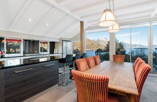 Frankton House | Stewart Lodge Luxury Spa | Postcard perfect views | Spa Pool! | Luxury Awaits.