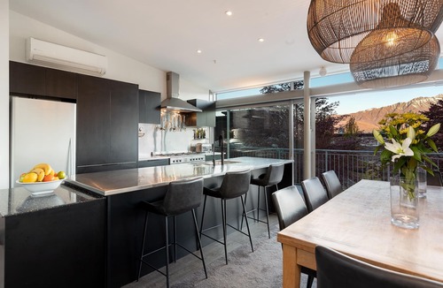 Fernhill House | Stunning lake and mountain views, spa, close to town in a peaceful neighbourhood