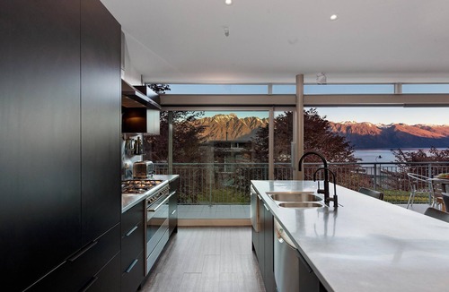 Fernhill House | Stunning lake and mountain views, spa, close to town in a peaceful neighbourhood