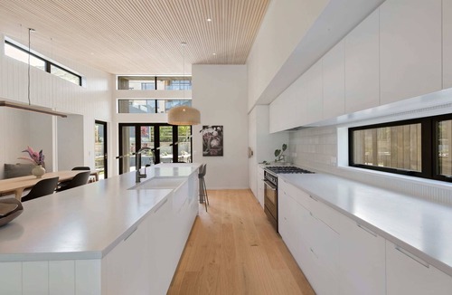 Arthur's Point House | Stunning Mountain Views in Queenstown-Hot tub
