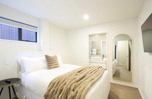 Frankton House | Stylish 2-BR Home, Scenic Balcony, Key Amenities