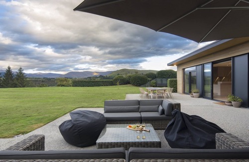Lower Shotover House | Stylish Modern Home by MajorDomo, Close to Ski Fields & Shops