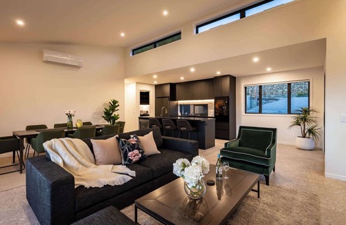 Frankton House | Summit Escape, Hot Tub, Fireplace, BBQ, AC & Views