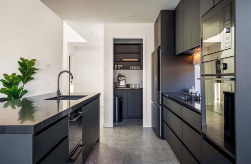 Frankton House | Summit Escape, Hot Tub, Fireplace, BBQ, AC & Views