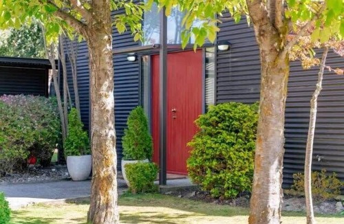 Lower Shotover House | Sun Drenched Family Home - Ready to Ski!