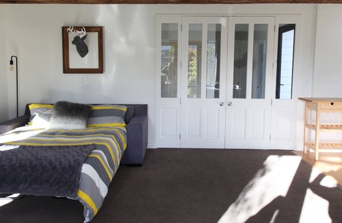 Kelvin Heights Apartment | Sun drenched lakeside harbor