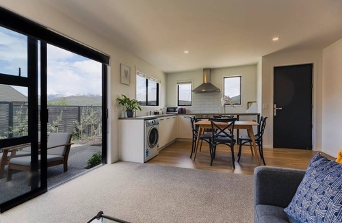 Lake Hayes House | Sunny Queenstown Cottage in Shotover Country