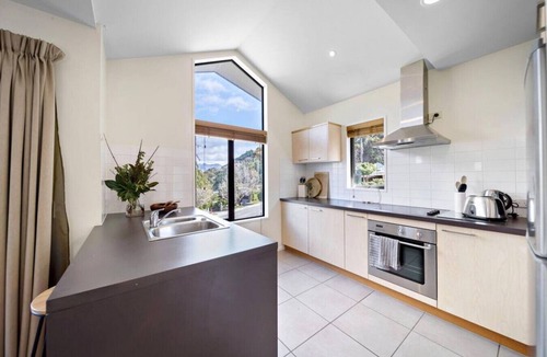 Sunshine Bay Apartment | Sunshine Bay Escape - Close to Queenstown